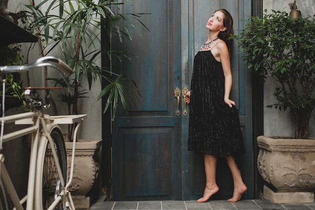 Portrait De Jeune Femme Séduisante En Robe Noire élégante Posant à La Villa Tropicale, Style D'été Sexy Et élégant, Accessoires De Collier à La Mode, Souriant, Ambiance Romantique, Luxe