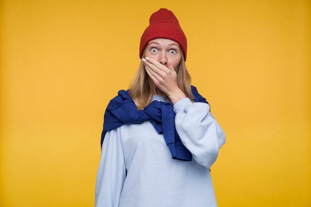 Portrait d'une jeune femme semblant choquée