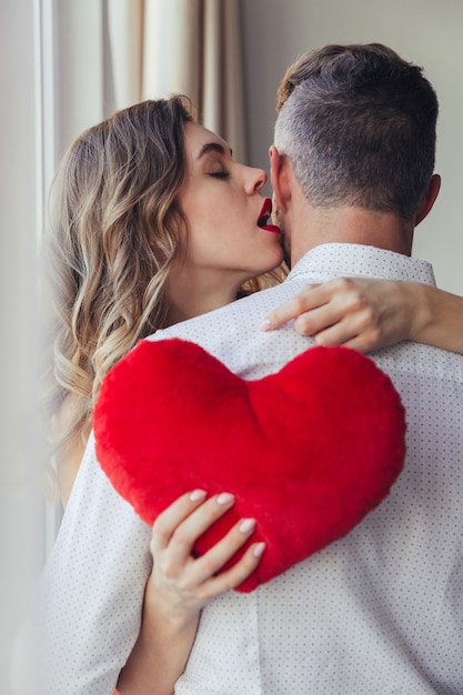 Photo gratuite portrait d'une jeune femme sensuelle tenant son petit ami, concept de la saint-valentin