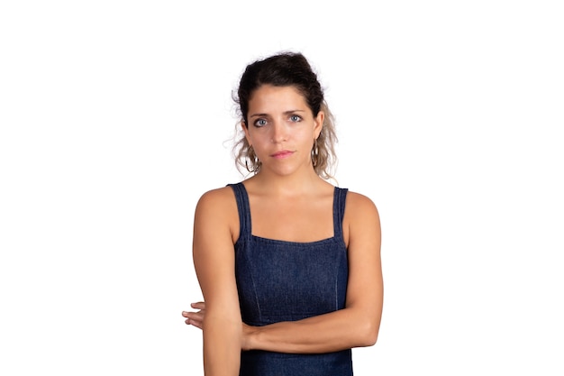 Portrait de jeune femme sérieuse avec bras croisés