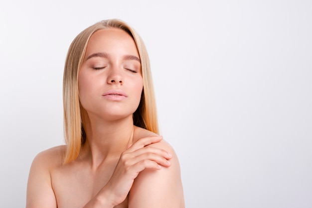 Portrait de jeune femme sérieuse à la peau claire