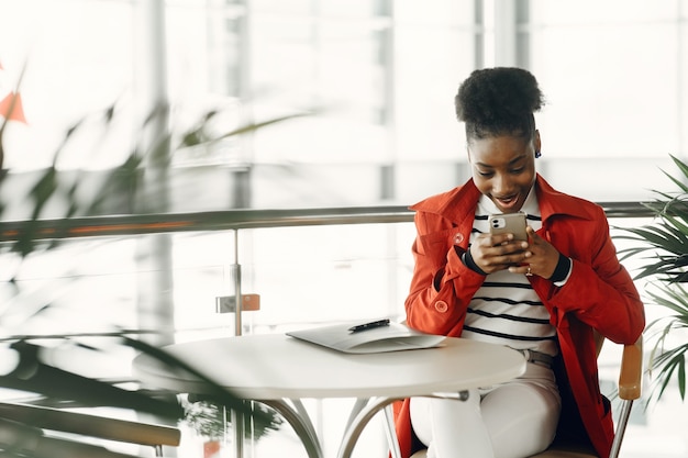 Portrait de jeune femme souriante assise au bureau