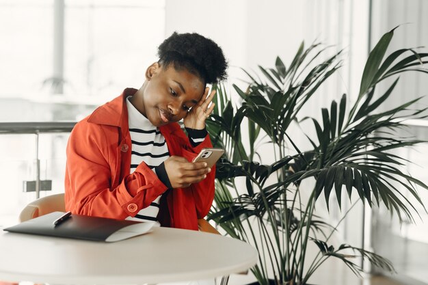 Portrait de jeune femme souriante assise au bureau