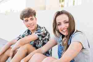 Photo gratuite portrait de jeune femme souriante assise à côté de son petit ami