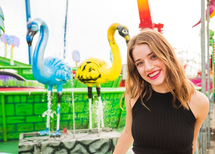 Photo gratuit portrait, de, a, jeune femme souriante, debout, devant, fontaine