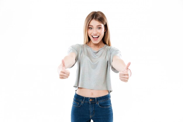 Portrait d'une jeune femme souriante heureuse debout