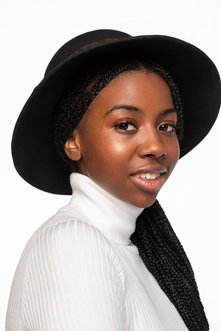 Photo gratuit portrait de jeune femme souriante isolée