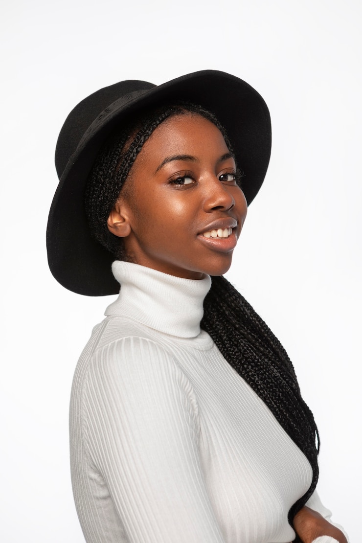 Photo gratuit portrait de jeune femme souriante isolée