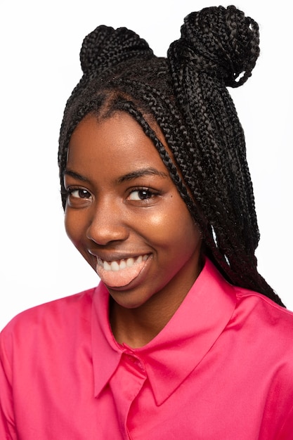 Portrait de jeune femme souriante isolée