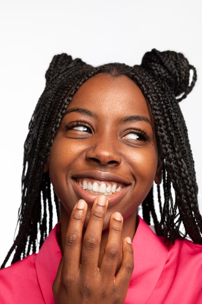 Portrait de jeune femme souriante isolée