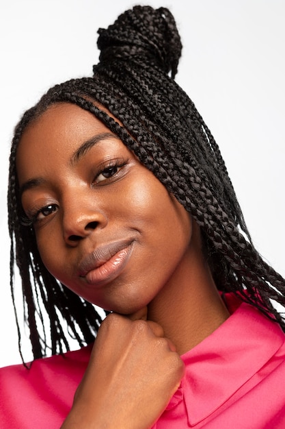 Photo gratuite portrait de jeune femme souriante isolée