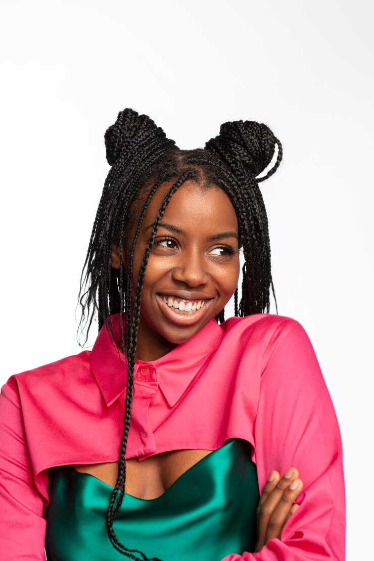 Photo gratuit portrait de jeune femme souriante isolée