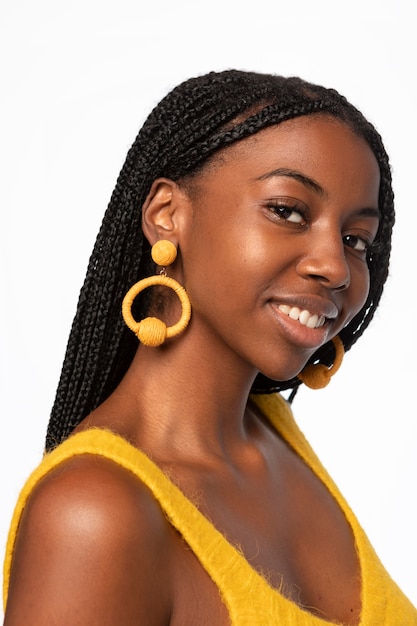 Photo gratuite portrait de jeune femme souriante isolée