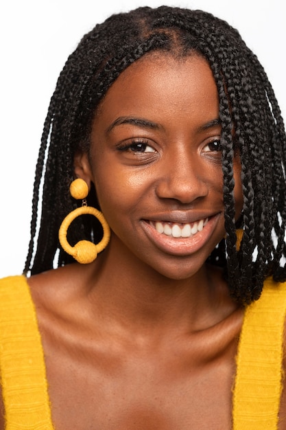 Photo gratuite portrait de jeune femme souriante isolée