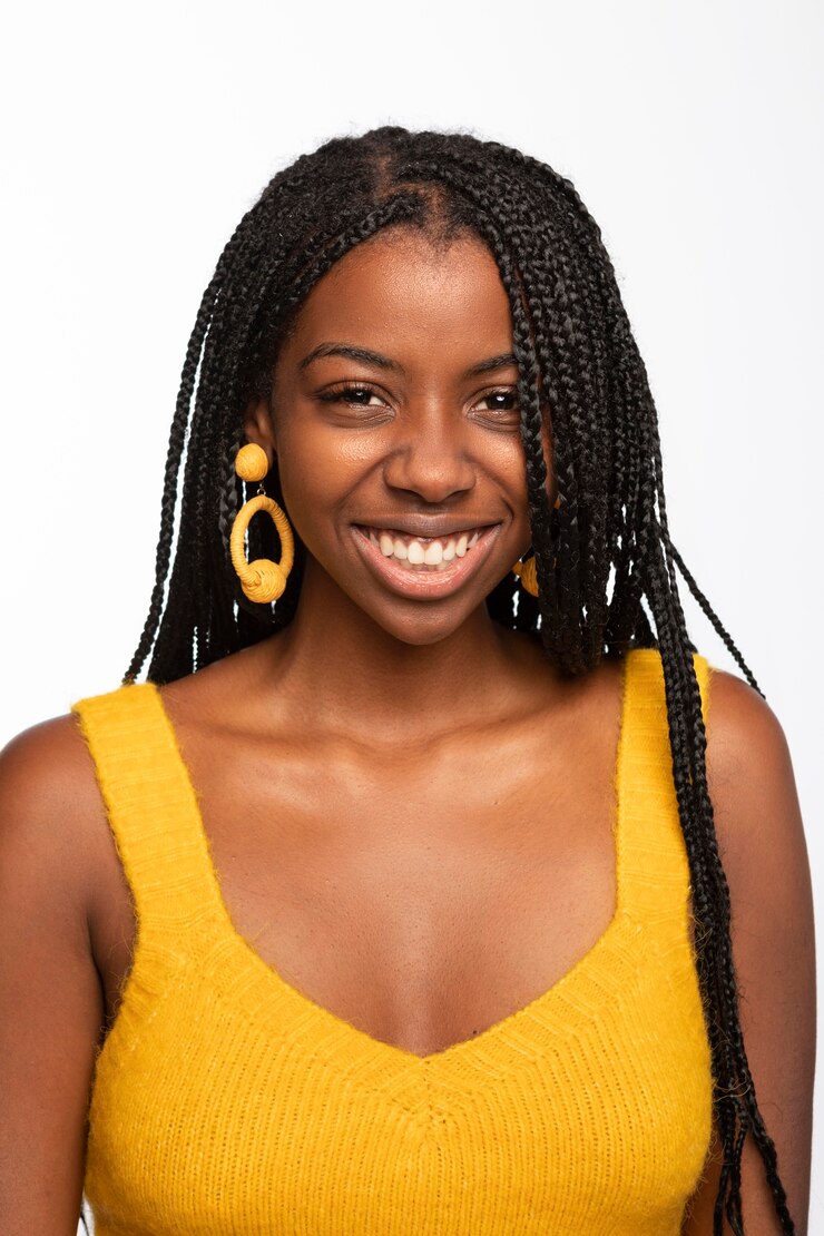 Photo gratuit portrait de jeune femme souriante isolée
