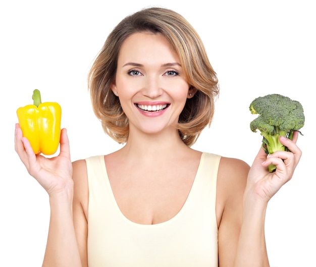 Portrait D'une Jeune Femme Souriante Avec Des Légumes - Isolé Sur Blanc.