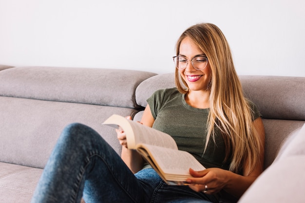 Portrait, De, A, Jeune Femme Souriante, Lunettes, Regarder Livre