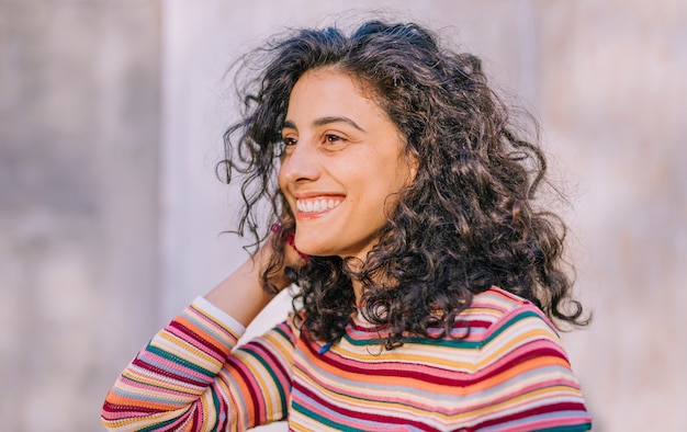 Portrait d&#39;une jeune femme souriante en t-shirt coloré