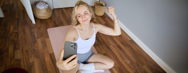 Portrait d'une jeune femme sportive se faisant un selfie pendant l'entraînement.