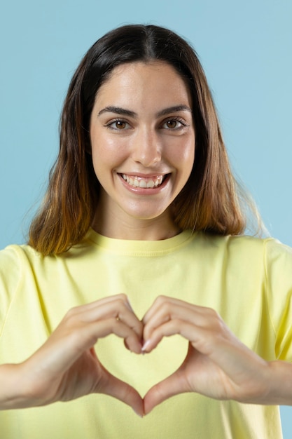 Photo gratuite portrait de jeune femme en studio