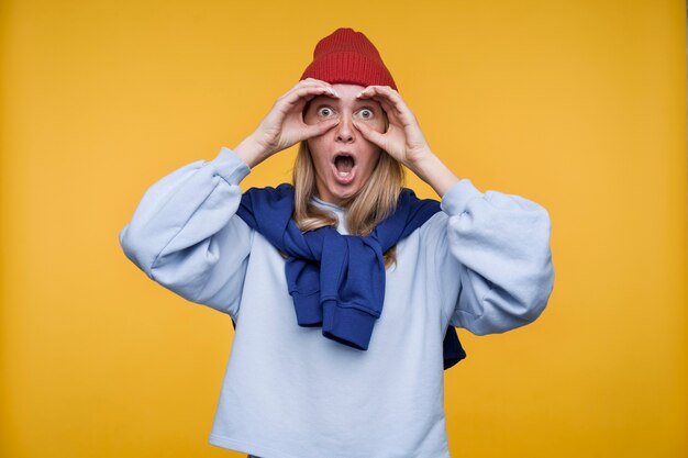 Portrait d'une jeune femme surprise en regardant quelque chose