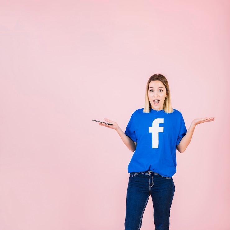 Photo gratuit portrait d'une jeune femme surprise avec smartphone