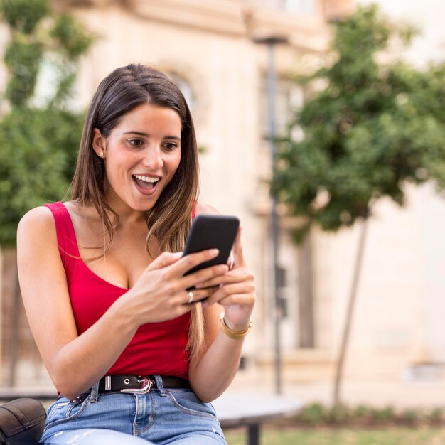 Portrait de jeune femme surprise