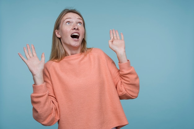 Photo gratuite portrait d'une jeune femme à la surprise