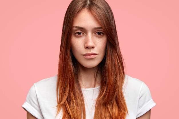 Portrait de jeune femme avec t-shirt blanc