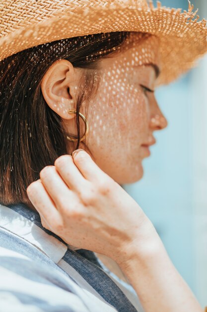 Portrait d&#39;une jeune femme avec des taches de rousseur