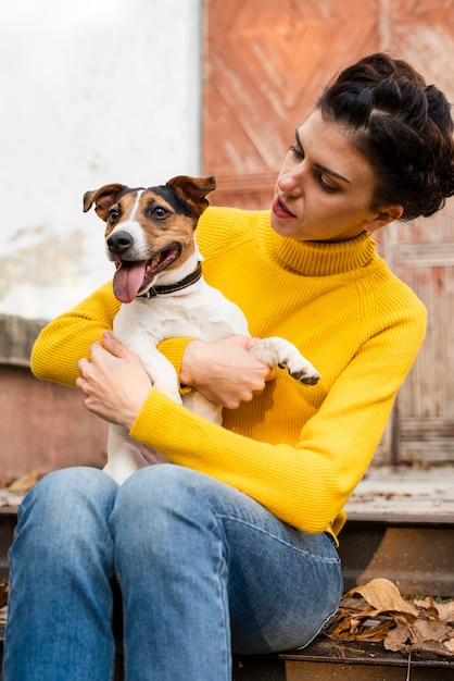 Portrait de jeune femme tenant son chien