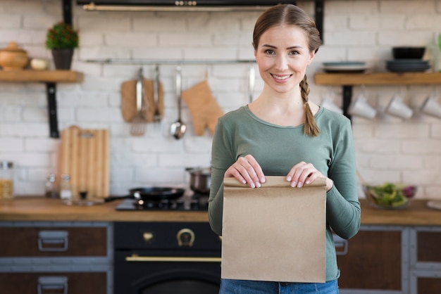 Portrait, jeune, femme, tenue, papier, sac