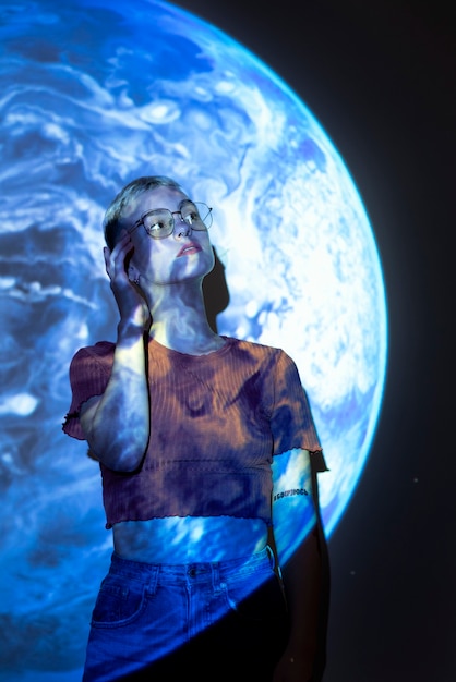 Portrait de jeune femme avec texture de projection d'univers