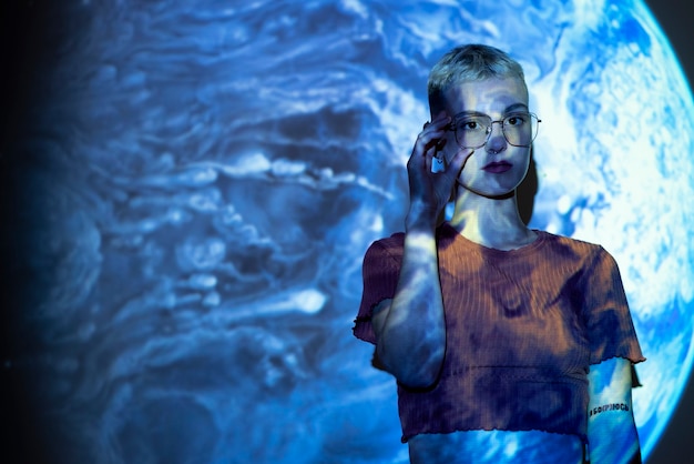 Portrait de jeune femme avec texture de projection d'univers