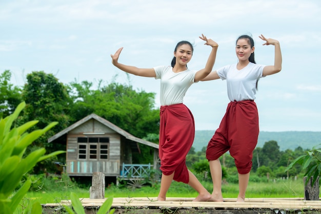 Portrait d'une jeune femme thaïlandaise dans la culture artistique Thaïlande Danse, Thaïlande