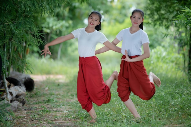 Photo gratuite portrait d'une jeune femme thaïlandaise dans la culture artistique thaïlande danse, thaïlande