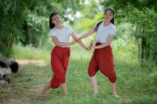 Portrait d'une jeune femme thaïlandaise dans la culture artistique Thaïlande Danse, Thaïlande