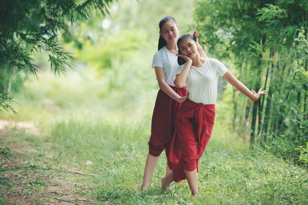 Portrait d'une jeune femme thaïlandaise dans la culture artistique Thaïlande Danse, Thaïlande