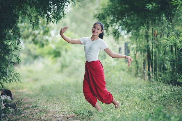 Portrait d'une jeune femme thaïlandaise dans la culture artistique Thaïlande Danse, Thaïlande