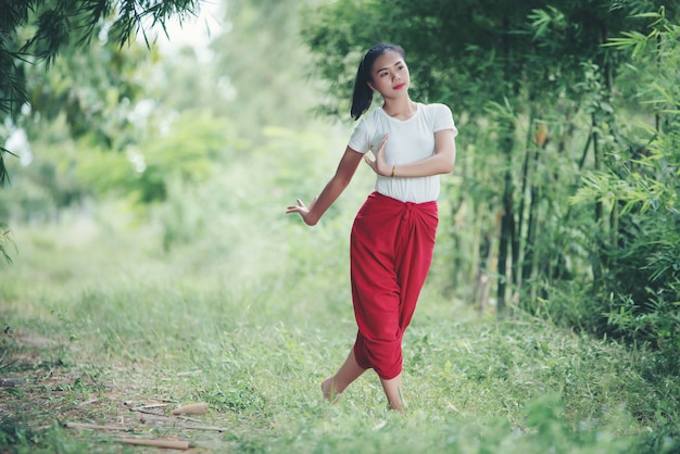 Portrait d'une jeune femme thaïlandaise dans la culture artistique Thaïlande Danse, Thaïlande