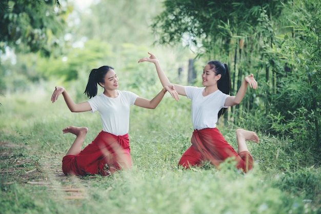 Portrait d'une jeune femme thaïlandaise dans la culture artistique Thaïlande Danse, Thaïlande