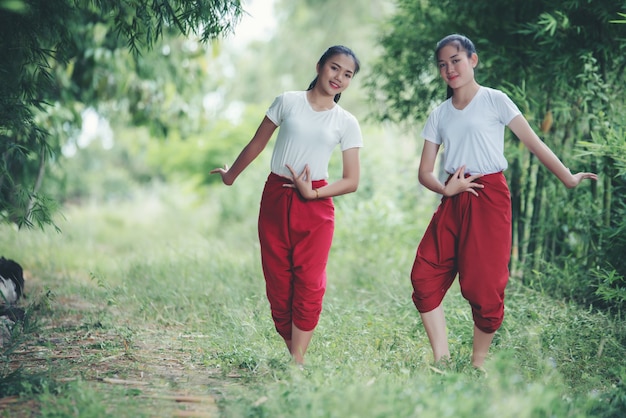 Portrait d'une jeune femme thaïlandaise dans la culture artistique Thaïlande Danse, Thaïlande