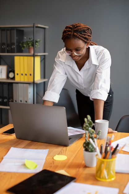 Portrait de jeune femme travaillant sur son ordinateur portable dans une entreprise en démarrage