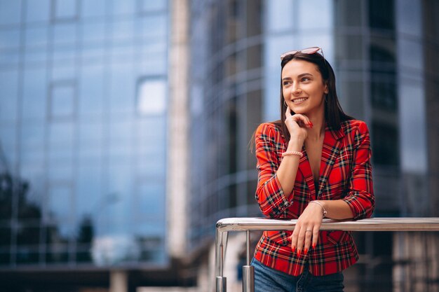 Portrait d&#39;une jeune femme en veste rouge