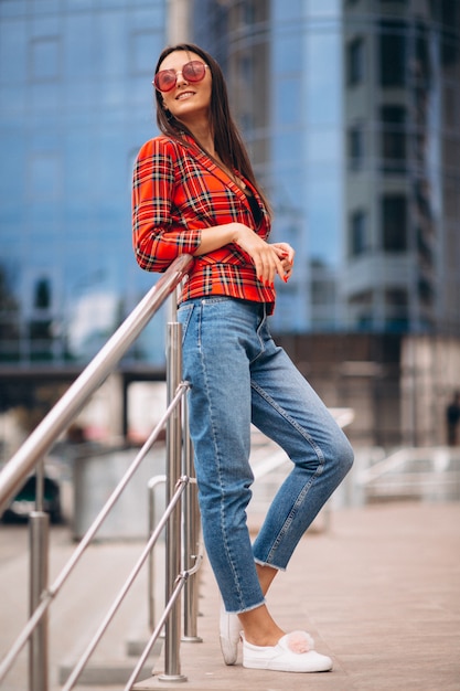 Photo gratuite portrait d'une jeune femme en veste rouge