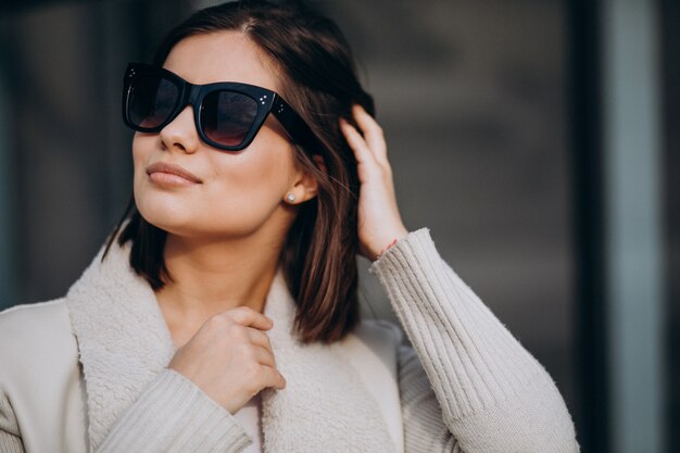 Portrait de jeune femme en ville