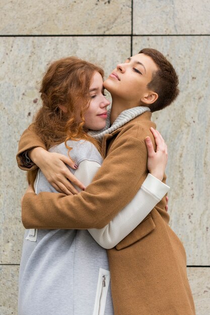 Portrait, jeune, femmes, étreignant