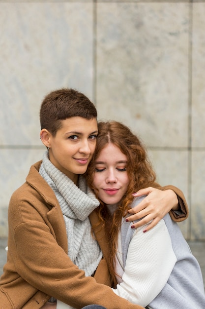 Portrait, jeune, femmes, étreignant