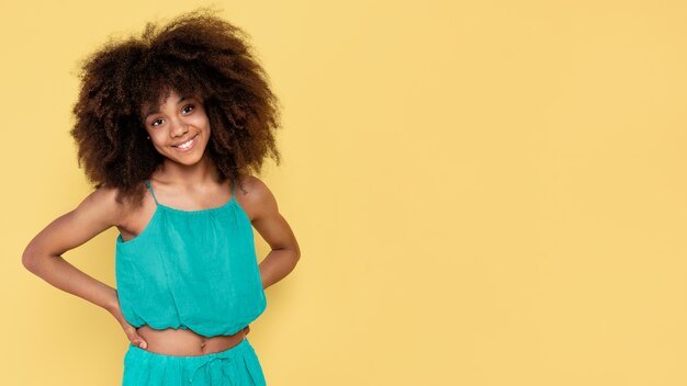 Portrait de jeune fille adorable avec afro