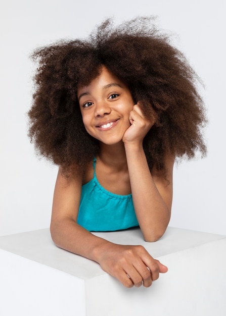 Portrait de jeune fille adorable posant dans un joli haut